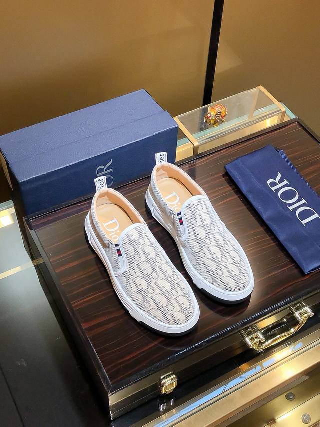 商品名称：Dior 迪奥 正规码数 38-44 套脚鞋 商品材料：精选 牛皮鞋面，柔软羊皮内里；原厂大底。