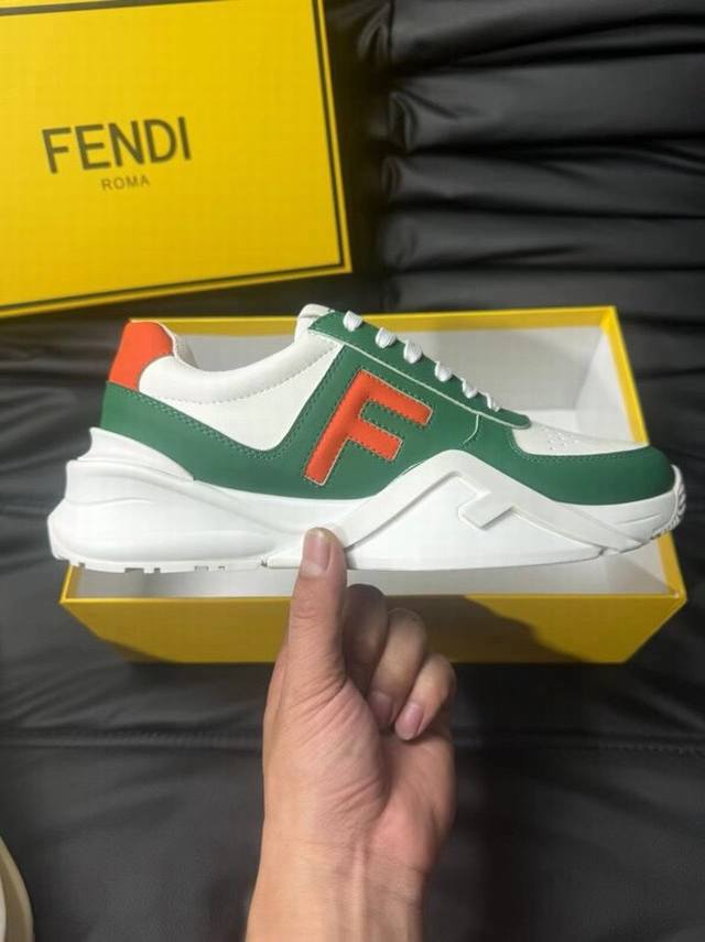 Fendi 芬迪男士新款系带运动鞋出货，采用近几年比较流行的版型设计，外观时尚大气。由高科技布料拼接绒面皮革打造，Framilon嵌饰，鞋身运用简洁的色彩进行搭