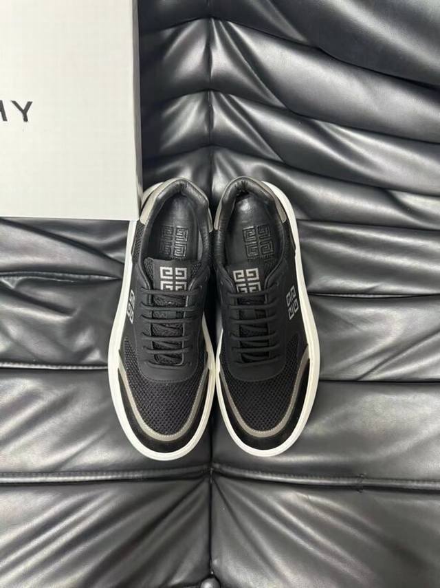 Givenchy 纪梵希 -高端品质 原单 -鞋面：纳帕小牛皮、进口丝光网布 -内里：水染进口羊皮 -大底：1：1超轻tpu原版复刻 -超高品控 做工精细：凸显