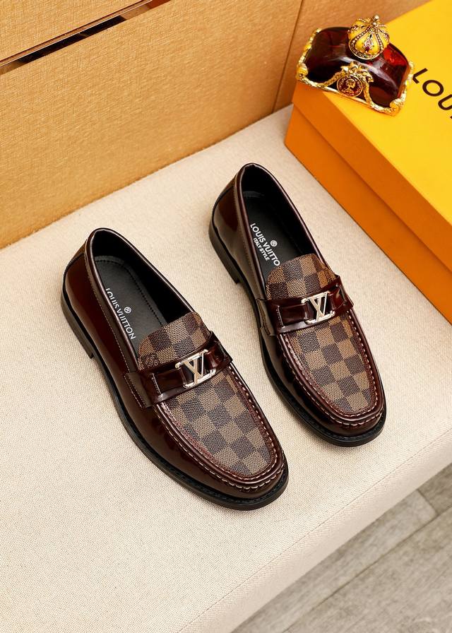 商品商标：Louis Vuitton 路易威登 休闲皮鞋 正码码数 38-44 45订制 商品材料：精选 进口头层老花牛皮鞋面+奢华五金扣，进口头层牛皮内里。强