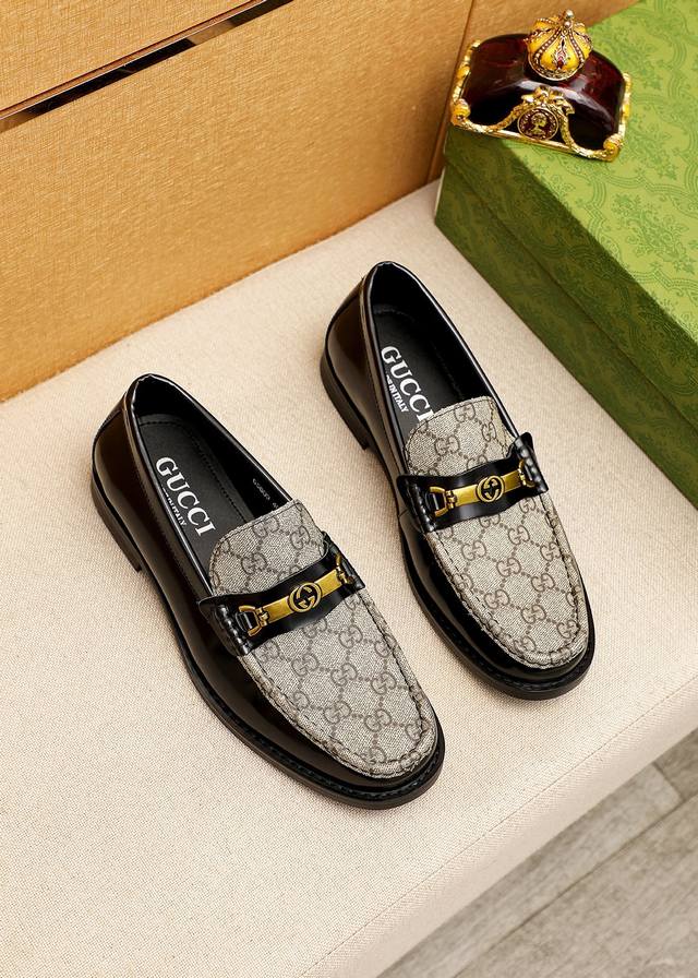 商品商标：Gucci 古驰 休闲皮鞋 正码码数 38-44 45订制 商品材料：精选 进口头层开边珠牛皮鞋面+奢华五金扣，进口水染牛皮内里。强烈立体视觉效果，原