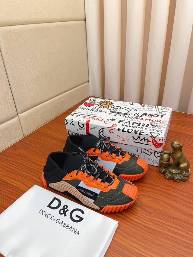 实价 新款dolce＆Gabbana Dg重工系列，新款休闲时尚鞋版型简洁大气，时尚专属时尚又大方。原版透气绵布+手绘工艺，舒适的透气内里。精致奢华，超a级别！