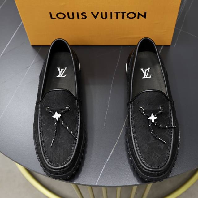 出厂价 顶级原单 品牌 Louis Vuitton Lv.路易威登 材质 原工厂牛皮配老花布匹1：1轻便柔软原板大底 舒适牛皮内里 款式类型：休闲商务皮鞋 等级