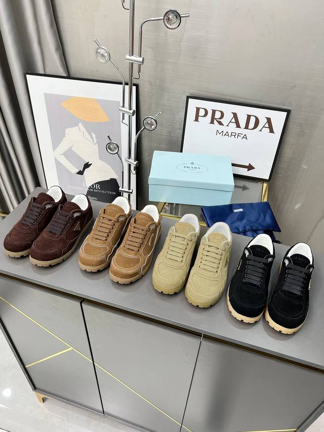 实价 情侣款 Prada 普拉达2024Ss 秋冬新款德训鞋 休闲鞋官网1.1复制 这款牛筋底上脚非常舒适，今年非常火爆， 面料：鞋面进口麂皮 羊皮内里 原版t