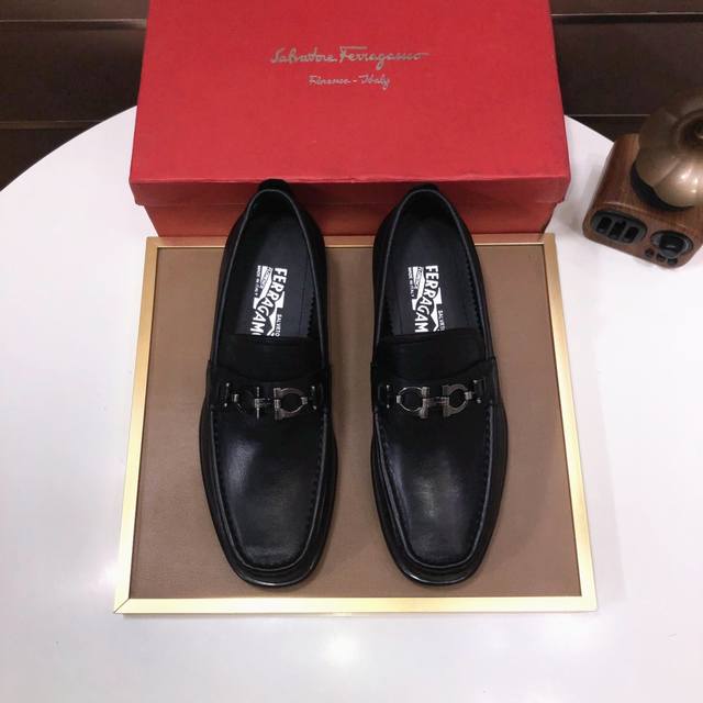 工厂 Ferragamo 菲拉格幕 高端牛里 新款 Ferragamo* 顶级版本 菲拉格幕经典正装皮鞋！选用进口原版牛皮，内里头层舒适牛皮内里！原版耐磨橡胶大