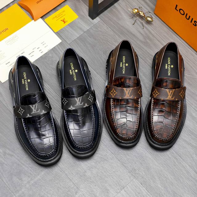 商品商标：Louis Vuitton 路易威登 休闲套脚皮鞋 正码码数: 39-44 38.45.46订做不退换 商品材料：精选 石头纹牛皮拼接鞋面 牛皮内里