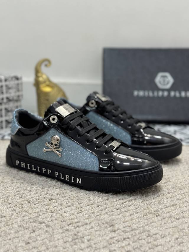 Philipp Plein-菲利普普来因 普来因潮流男士系列休闲鞋在经典的基础上采用流线型设计这款采用牛皮搭配五金配件羊皮内里精心制作,层次鲜明，增加时尚指数，