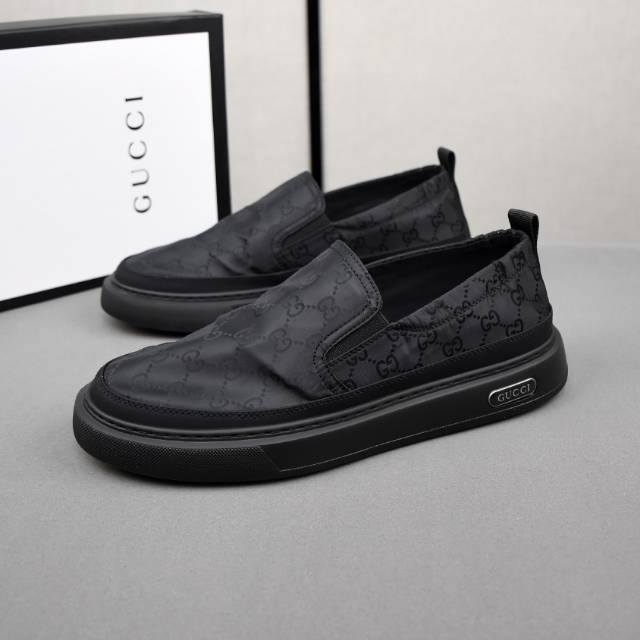 Gucci 古驰 ，时尚小布鞋，鞋面采用透气布料，橡胶发泡鞋底，男码38-44