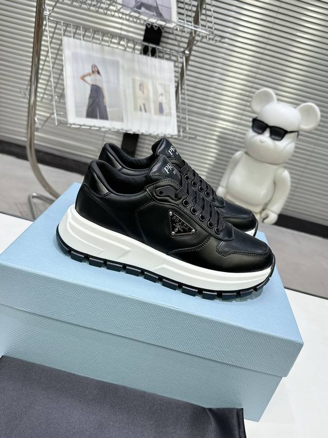 Prada* P: 情侣款size: 女款34-40.男款39-44. 45定做 Prada 224普拉达新品，实力来袭！众多网红同款，时髦百搭nice单品，意