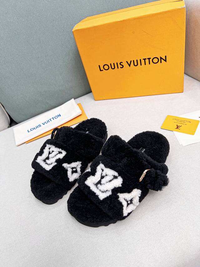 Louis Vuitton 路易威登 羊毛拖鞋，纯皮毛一体羔羊毛打造！超温暖的感觉，Lv经典老花装饰，精致高级！让这双毛拖身价陡增！鞋底是原版开模的防滑发泡大底