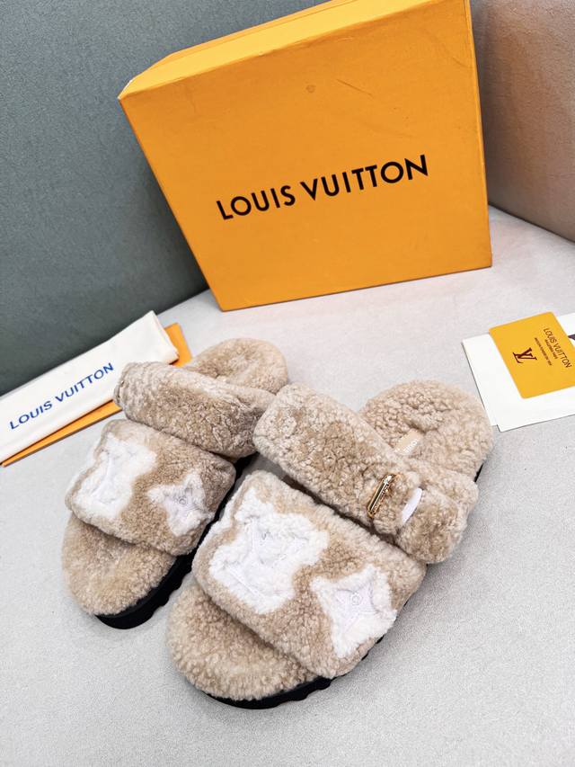 Louis Vuitton 路易威登 羊毛拖鞋，纯皮毛一体羔羊毛打造！超温暖的感觉，Lv经典老花装饰，精致高级！让这双毛拖身价陡增！鞋底是原版开模的防滑发泡大底