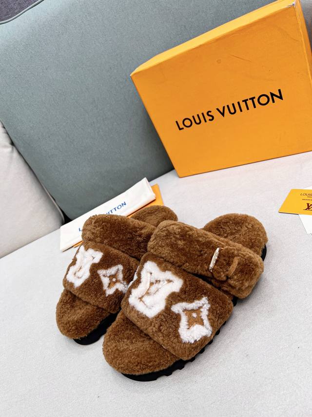 Louis Vuitton 路易威登 羊毛拖鞋，纯皮毛一体羔羊毛打造！超温暖的感觉，Lv经典老花装饰，精致高级！让这双毛拖身价陡增！鞋底是原版开模的防滑发泡大底