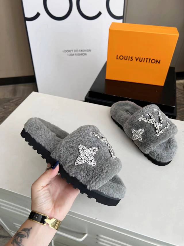 工厂价，高版本 真羊毛 Louis Vuitton 路易威登 新款 情侣款 秋冬lv羊毛拖鞋、毛毛鞋 专柜品质，完美细节、面料：进口皮毛一体羊羔毛手工缝施华洛世