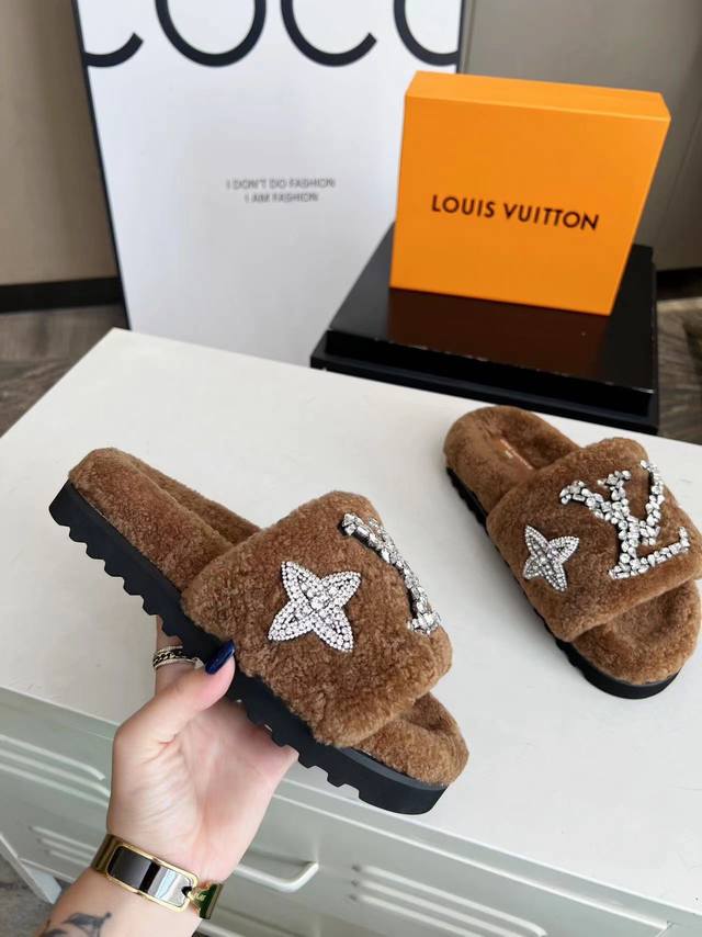 工厂价，高版本 真羊毛 Louis Vuitton 路易威登 新款 情侣款 秋冬lv羊毛拖鞋、毛毛鞋 专柜品质，完美细节、面料：进口皮毛一体羊羔毛手工缝施华洛世