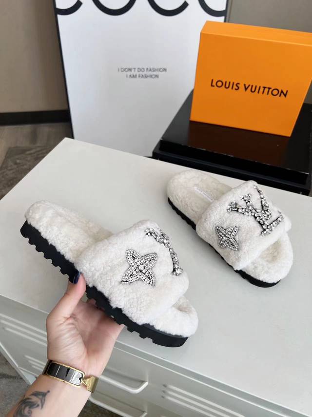 工厂价，高版本 真羊毛 Louis Vuitton 路易威登 新款 情侣款 秋冬lv羊毛拖鞋、毛毛鞋 专柜品质，完美细节、面料：进口皮毛一体羊羔毛手工缝施华洛世