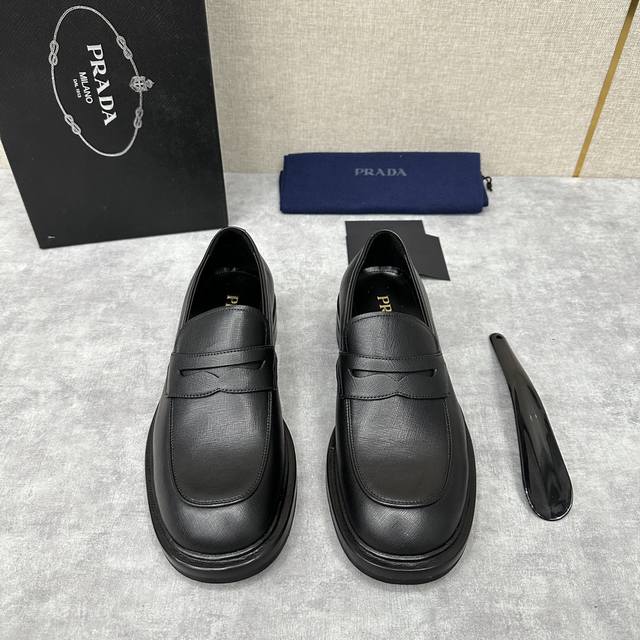 P家新品 厚底方头乐福鞋 德比鞋皮鞋 Prad* 普拉-达 手工精品男士一脚蹬正装鞋！ 选用品牌标志性的意大利进口顶级开边珠亮皮打造 呈现新颖的廓形和精美的细节