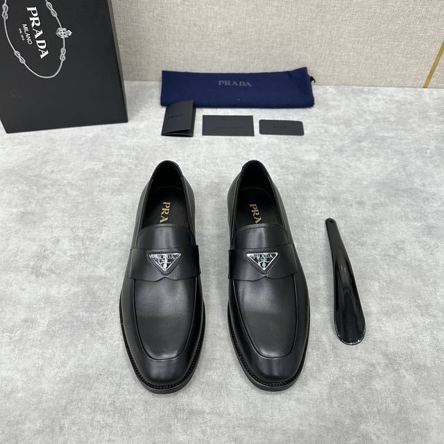 P家新品 Prad* 普拉-达 新款saffiano系列男士乐福鞋皮鞋 以开边珠雾面皮、小牛皮为鞋面 皮质细腻有光泽 充满现代格调的迷人魅力 正面饰真皮横带饰以