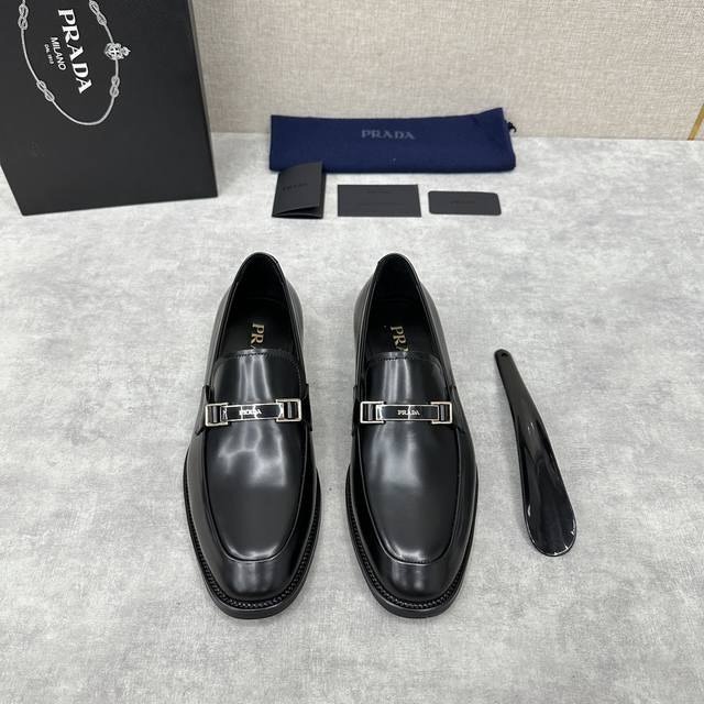 P家新品 Prad* 普拉-达 新款saffiano系列男士乐福鞋皮鞋 以开边珠雾面皮、小牛皮为鞋面 皮质细腻有光泽 充满现代格调的迷人魅力 正面饰真皮横带饰以