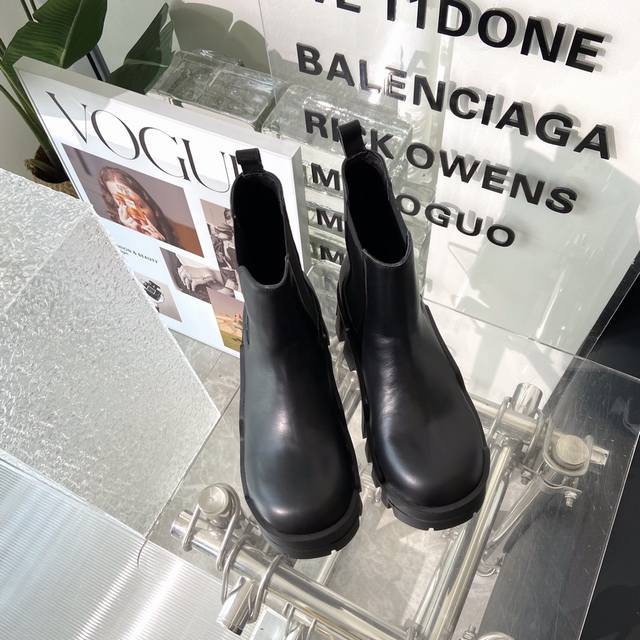 Balenciaga 巴黎世家bulldozer Boots推土机系列 巴黎世家的设计风格一直以来都是风格明显.暗黑.机车.夸张不走寻常路的 推土机系列兼顾了凹