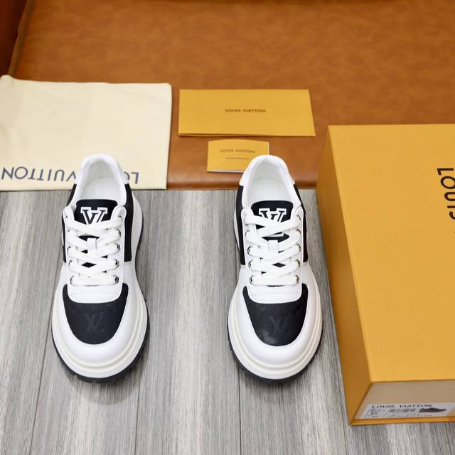 出厂价： 路易威登lv Trainer 男士运动鞋，全新配色，本款 Lv Trainer 运动鞋为粒面牛皮革渲染缤纷色调，侧面点缀路易威登标识，与后部西部风格的