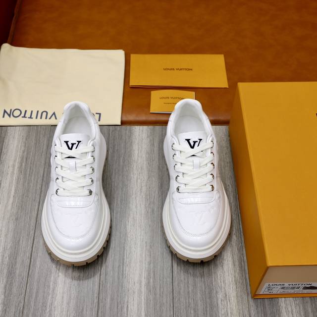 出厂价： 路易威登lv Trainer 男士运动鞋，全新配色，本款 Lv Trainer 运动鞋为粒面牛皮革渲染缤纷色调，侧面点缀路易威登标识，与后部西部风格的