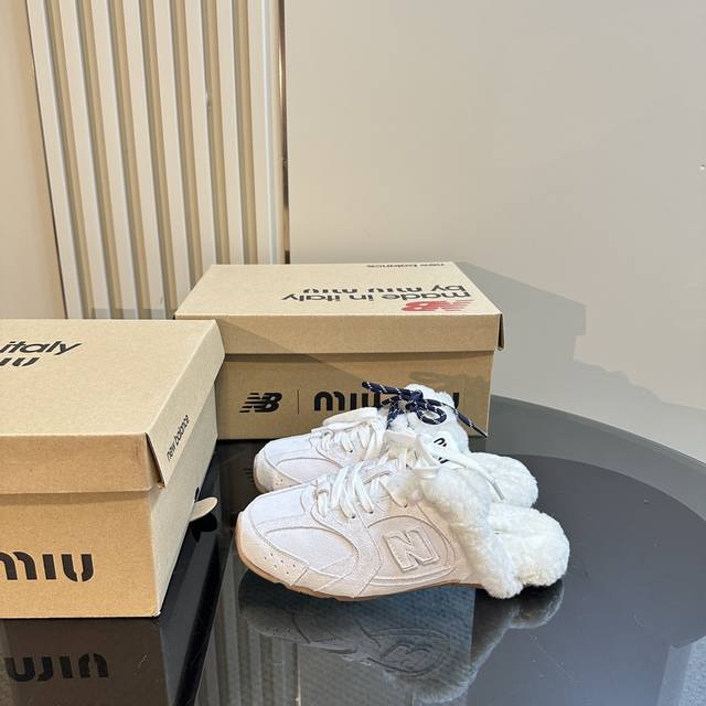 Miumiu X New Balance 联名款nb运动鞋女 Miu Miu 缪缪大秀上爆出的这双与new Balance 新百伦联名款运动 球鞋 后全球各大代