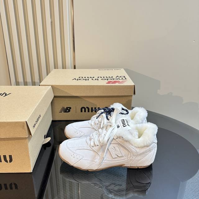 Miumiu X New Balance 联名款nb运动鞋女 Miu Miu 缪缪大秀上爆出的这双与new Balance 新百伦联名款运动 球鞋 后全球各大代