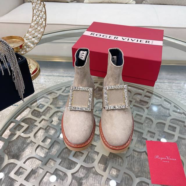 市面最高版 Roger Vivier 』秋冬新款经典新色铜扣和钻扣短靴 购入原版1:1打造复刻，复制出与原版无差别的对比 刘雯 唐嫣众多明星上脚，无论搭配裙装裤