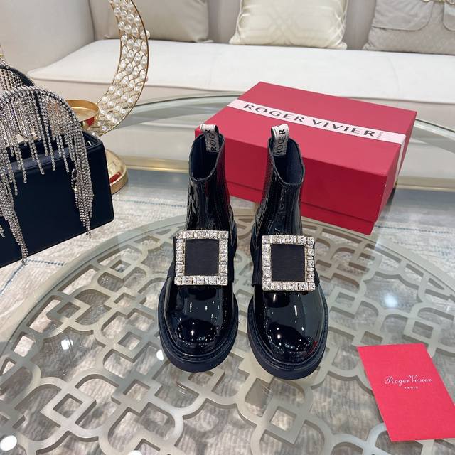 市面最高版 Roger Vivier 』秋冬新款经典新色铜扣和钻扣短靴 购入原版1:1打造复刻，复制出与原版无差别的对比 刘雯 唐嫣众多明星上脚，无论搭配裙装裤