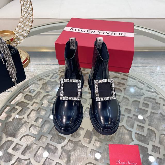 市面最高版 Roger Vivier 』秋冬新款经典新色铜扣和钻扣短靴 购入原版1:1打造复刻，复制出与原版无差别的对比 刘雯 唐嫣众多明星上脚，无论搭配裙装裤