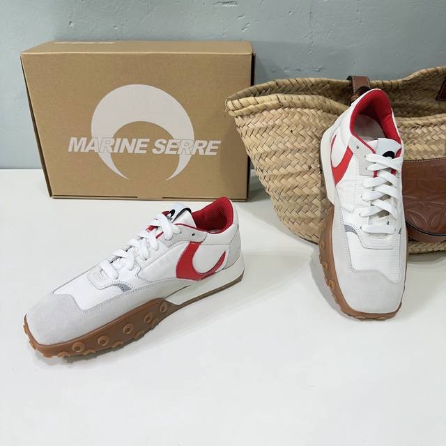 小众潮牌marine Serre 24首次发布sneaker 月亮鞋-休闲鞋。 法国小众设计师品牌 Ms Rise 集成多项设计风格.侧面大胆撞色该品牌月亮标志