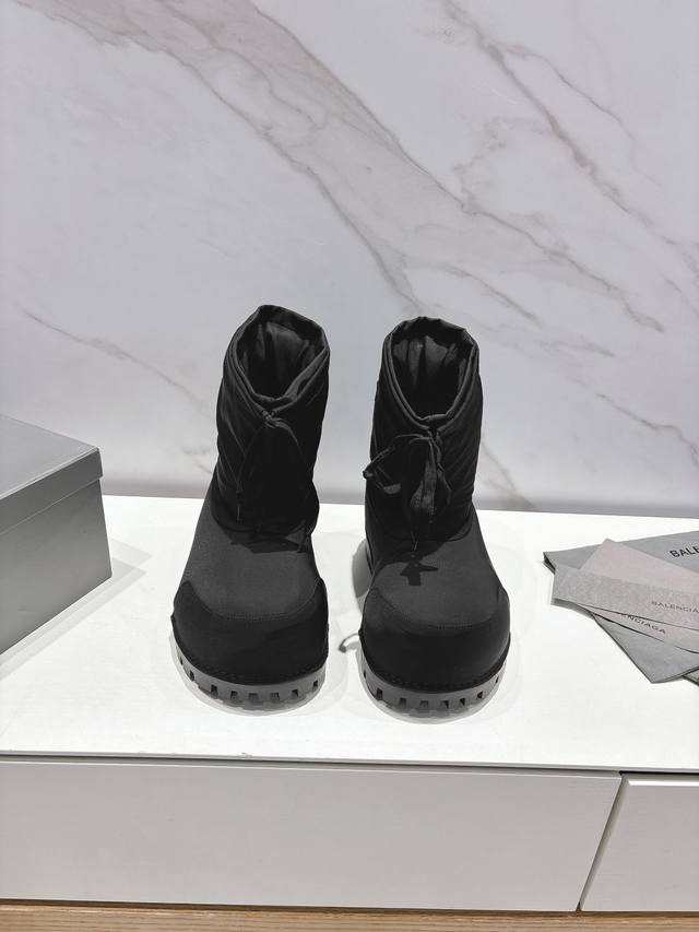 男款+20 独家顶级 Balenciaga： 期待已久巴黎世家skiwer系列 黑.白极限版4W＋ 白色造型感强、黑色耐久度纠结呀 冻脚不存在的、这个冬天不怕冷