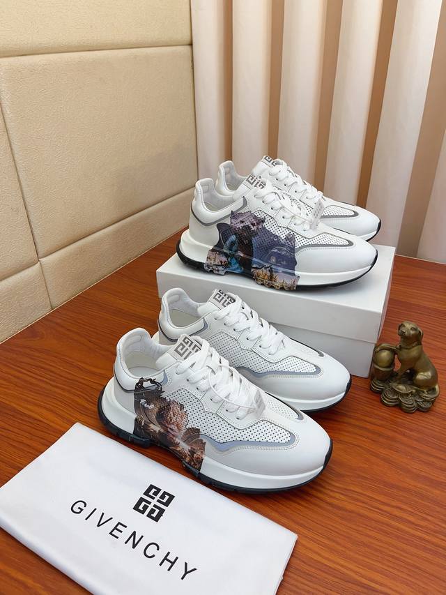 实价： Givenchy 纪梵希 高端版本 专柜同步发售鞋面：意大利进口品牌logo印花布匹 尽显奢华，羊皮内里加上双层组合，脚感舒适，鞋底：原厂特供气垫tup