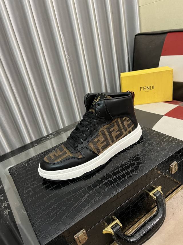 出厂价： Fendi 芬迪 男士最新款休闲鞋！专柜同步上市！原版一比一复刻。全进口头层小牛皮制面，内里采用头层水染牛皮，原版原厂特供橡胶大底。引领时尚新概念。配