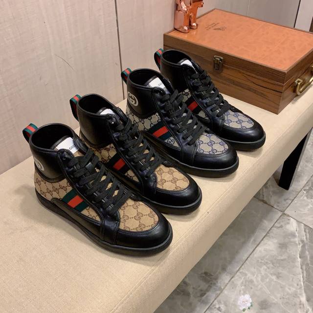 高帮新款: 厂价: 古奇gucci* 最新爆款休闲鞋，顶端品牌奢侈～代购，顶级～质量。鞋面選用进口透气牛皮搭配材质透气羊皮内里 精细做工。原版个性时尚柔软橡膠耐