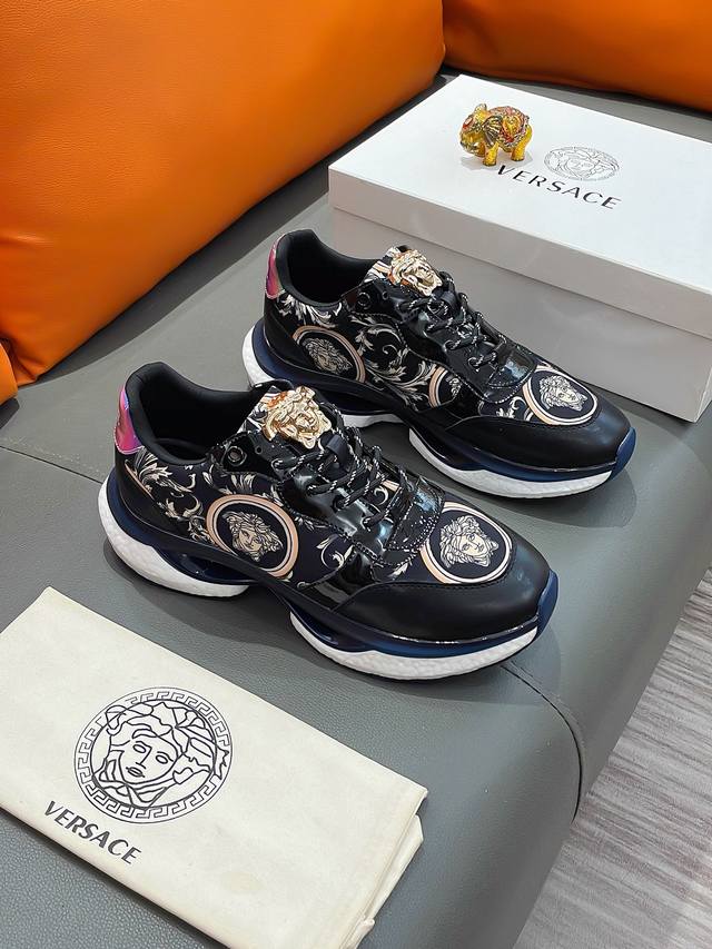 商品名称：Versace 范思哲 正规码数: 38-44 休闲鞋 商品材料：精选 牛皮鞋面，柔软羊皮内里；原厂大底。