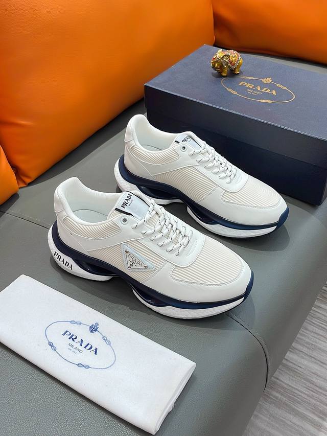 商品名称：Prada 普拉达 正规码数: 38-44 休闲鞋 商品材料：精选 牛皮鞋面，舒适羊皮内里，原厂特供大底。