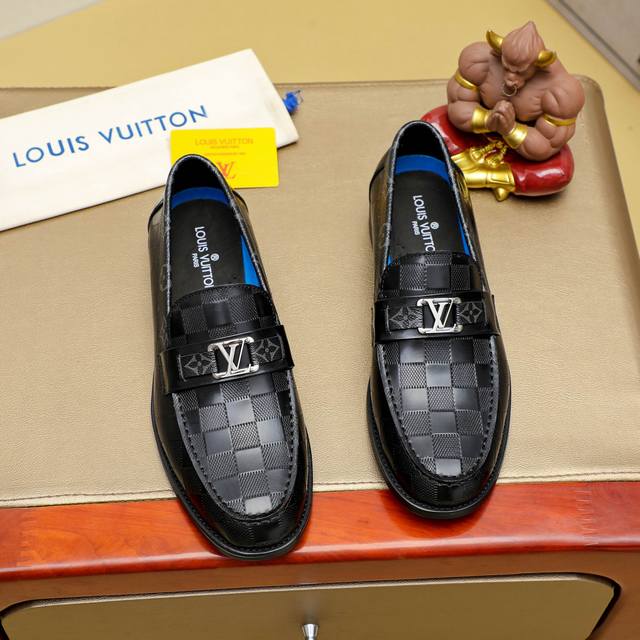 工厂价 Louis Vuitton 路易威登 新款官网爆款！原版一比一复刻，那种沉稳内涵儒雅的品味无法言喻的开启时尚鞋履的旅程从容应对各种场合！大牌的气势不言而