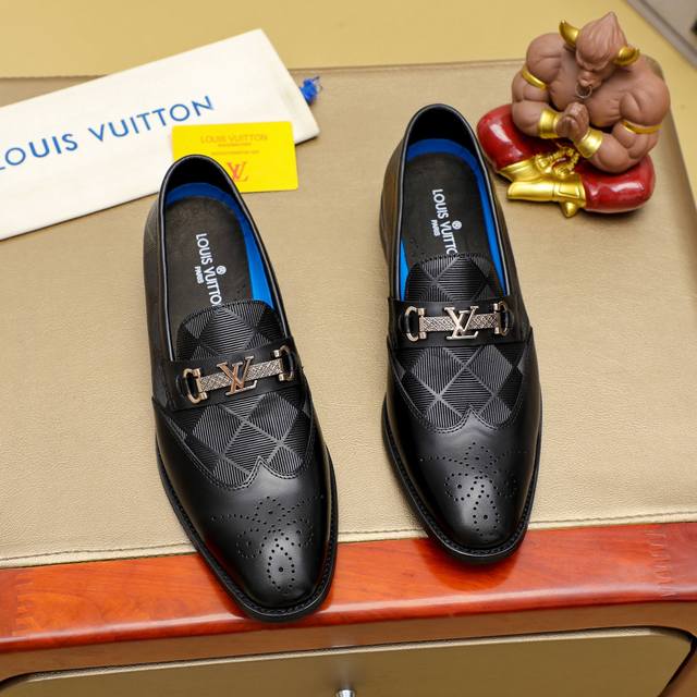 工厂价 Louis Vuitton 路易威登 新款官网爆款！原版一比一复刻，那种沉稳内涵儒雅的品味无法言喻的开启时尚鞋履的旅程从容应对各种场合！大牌的气势不言而