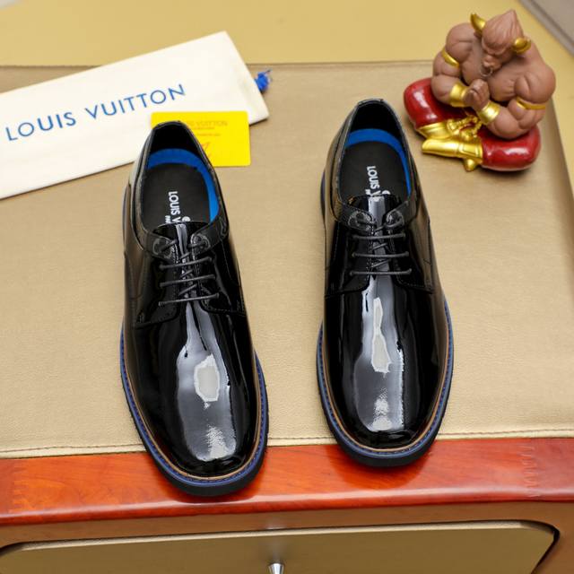 工厂价 Louis Vuitton 路易威登 新款官网爆款！原版一比一复刻，那种沉稳内涵儒雅的品味无法言喻的开启时尚鞋履的旅程从容应对各种场合！大牌的气势不言而