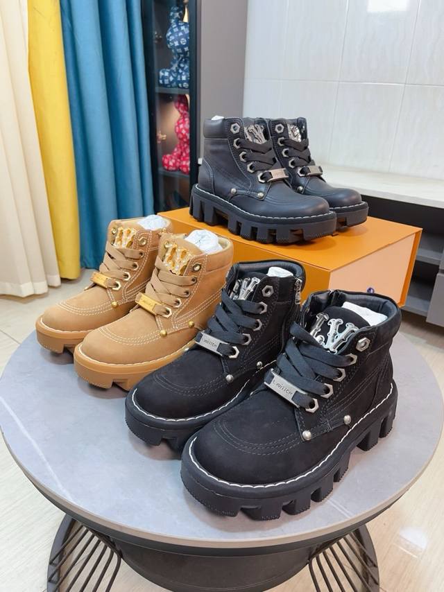 出厂价 Lv X Timberland 及踝靴取材 Monogram 压纹防水正绒面牛皮革，依托品牌精湛匠艺于意大利悉心重塑经典 Timberland 6 英寸