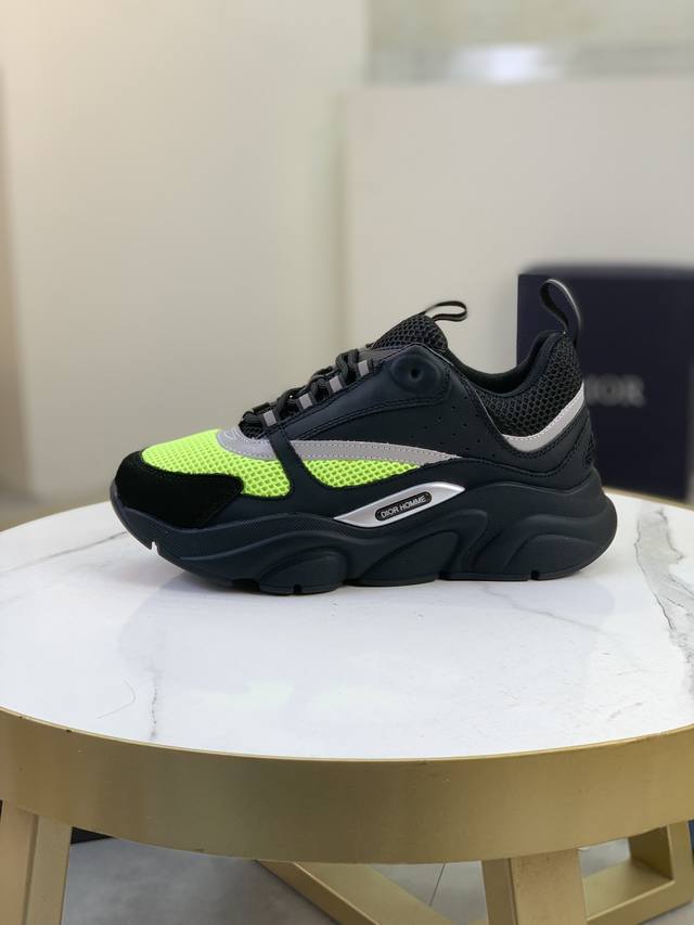 售 价: 商品商标：Dior* 迪奥* 低帮运动鞋 正码码数: 36-45 可订做46.47 情侣款 商品材料：鞋面进口牛皮拼接原版布料，透气内里，原版大底。