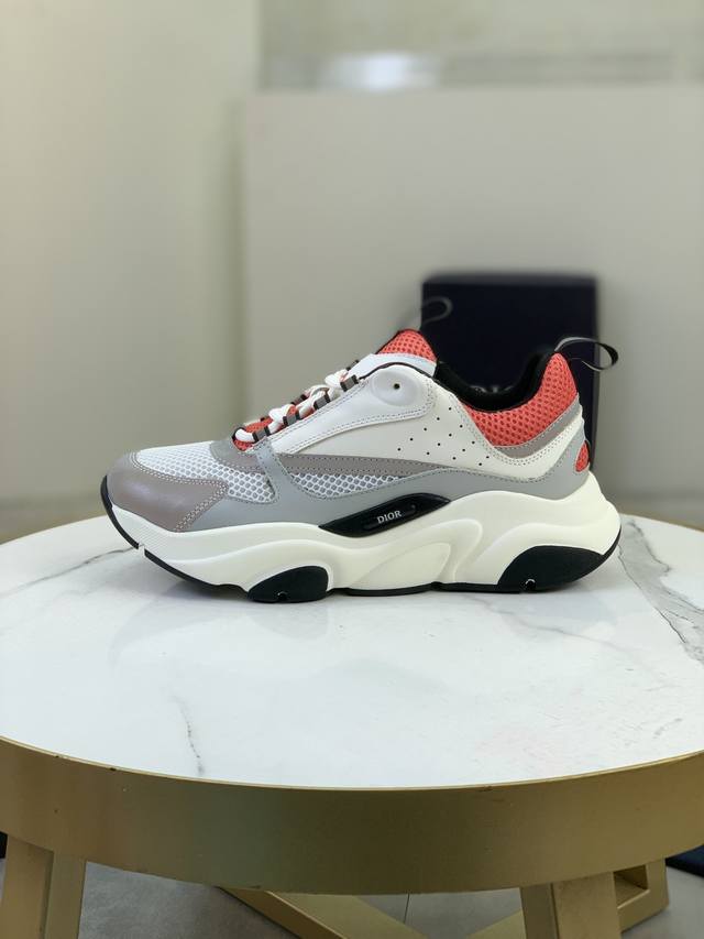 售 价: 商品商标：Dior* 迪奥* 低帮运动鞋 正码码数: 36-45 可订做46.47 情侣款 商品材料：鞋面进口牛皮拼接原版布料，透气内里，原版大底。