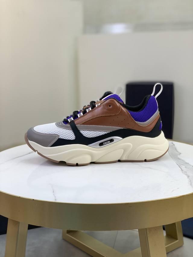 售 价: 商品商标：Dior* 迪奥* 低帮运动鞋 正码码数: 36-45 可订做46.47 情侣款 商品材料：鞋面进口牛皮拼接原版布料，透气内里，原版大底。