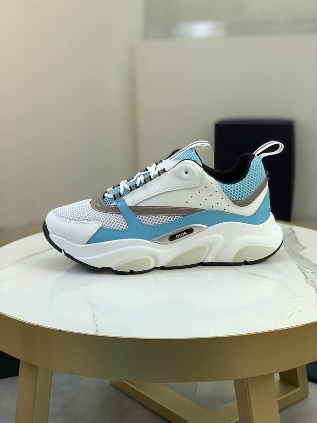 售 价: 商品商标：Dior* 迪奥* 低帮运动鞋 正码码数: 36-45 可订做46.47 情侣款 商品材料：鞋面进口牛皮拼接原版布料，透气内里，原版大底。