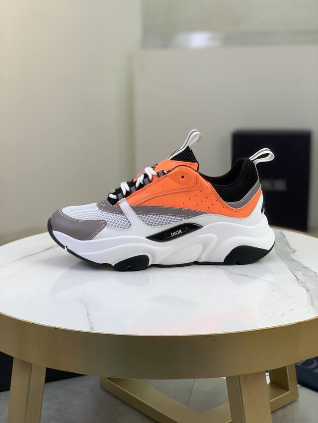 售 价: 商品商标：Dior* 迪奥* 低帮运动鞋 正码码数: 36-45 可订做46.47 情侣款 商品材料：鞋面进口牛皮拼接原版布料，透气内里，原版大底。