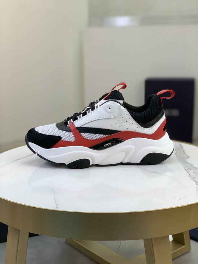 售 价: 商品商标：Dior* 迪奥* 低帮运动鞋 正码码数: 36-45 可订做46.47 情侣款 商品材料：鞋面进口牛皮拼接原版布料，透气内里，原版大底。