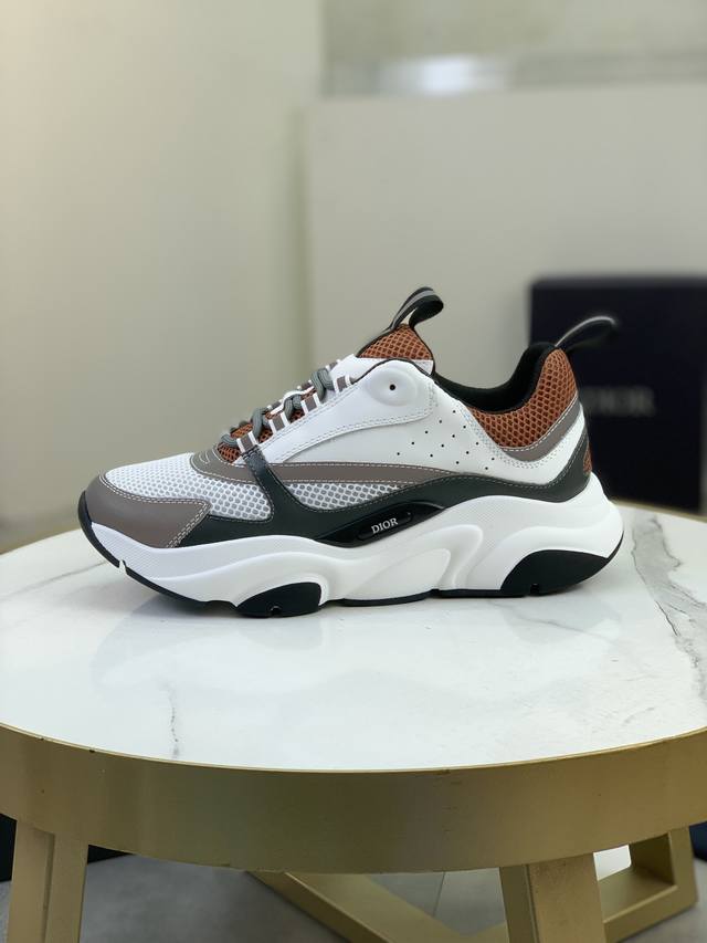 售 价: 商品商标：Dior* 迪奥* 低帮运动鞋 正码码数: 36-45 可订做46.47 情侣款 商品材料：鞋面进口牛皮拼接原版布料，透气内里，原版大底。