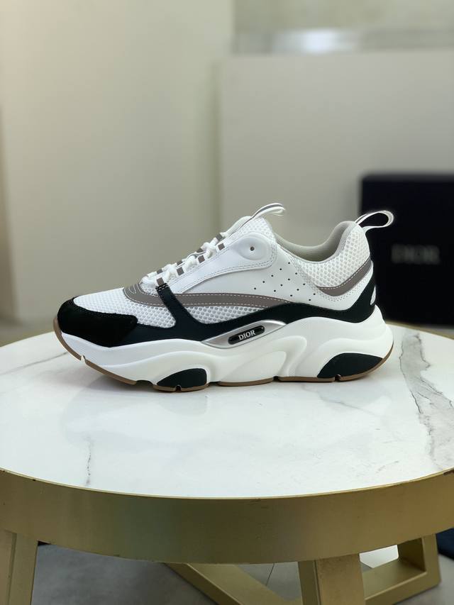 售 价: 商品商标：Dior* 迪奥* 低帮运动鞋 正码码数: 36-45 可订做46.47 情侣款 商品材料：鞋面进口牛皮拼接原版布料，透气内里，原版大底。