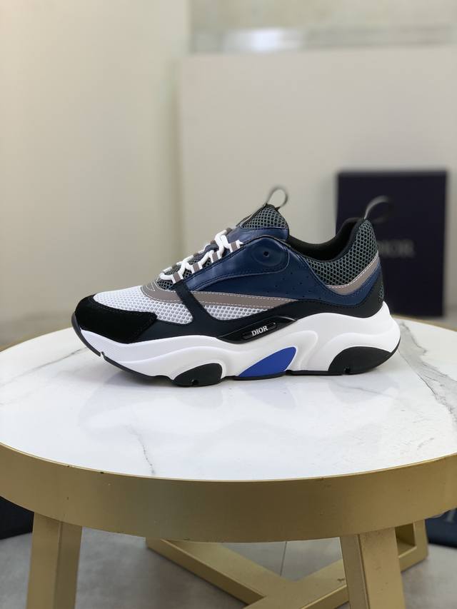 售 价: 商品商标：Dior* 迪奥* 低帮运动鞋 正码码数: 36-45 可订做46.47 情侣款 商品材料：鞋面进口牛皮拼接原版布料，透气内里，原版大底。